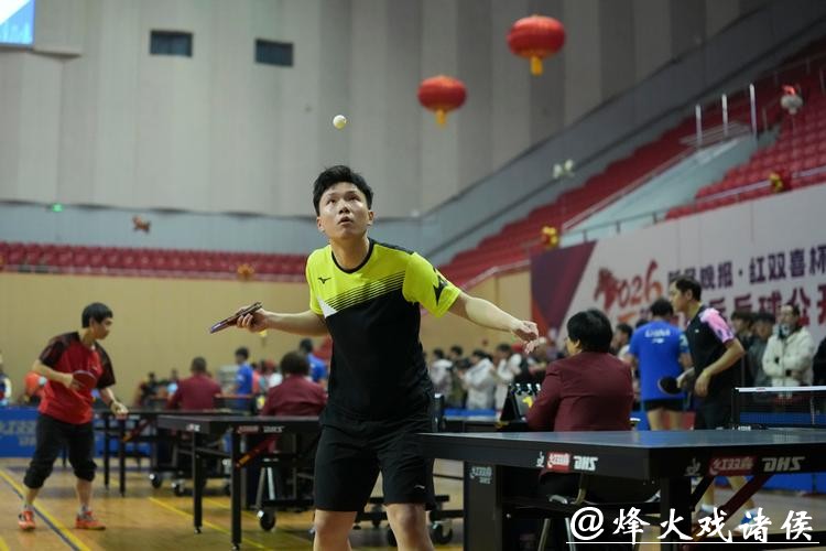 新民晚报红双喜杯开幕，奥运冠军刘诗雯和球友共享“乒乓年夜饭”